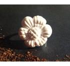 Esenca belega cveta - Prstan v obliki rože