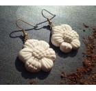 Esenca belega cveta - unikatni uhani v obliki rože