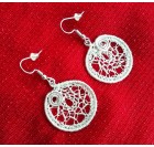 Kvačkani uhani, okrogli, svetleče bela prejica