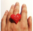 Rdeč prstan z motivom srca