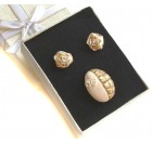 Prstan in uhani z belo zlato vrtnico