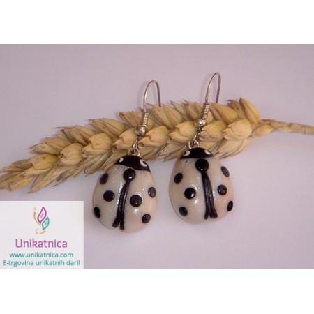 /338-1056-thickbox/izvirna-darila-uhani-pikapolonica-biserna-crna.jpg
