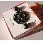 Črn komplet z belimi, ročno izdelanimi rožicami: obesek in uhani